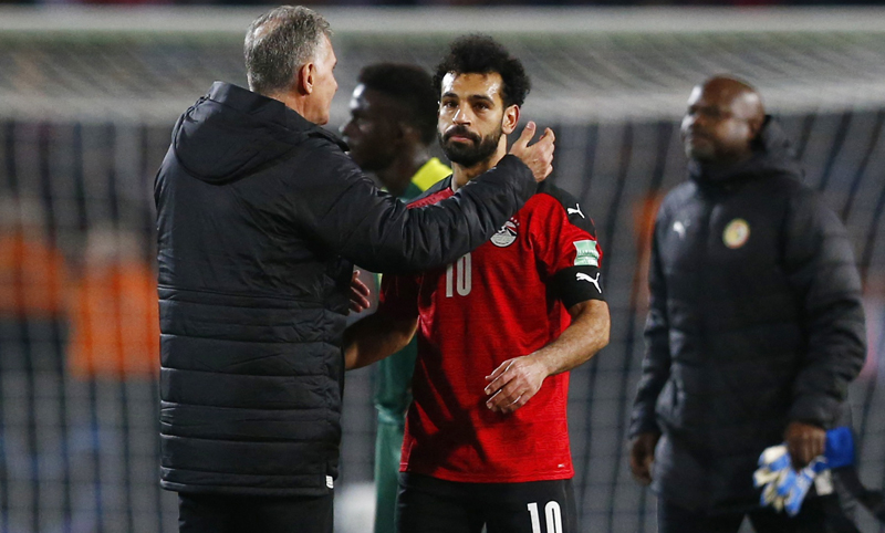 Winger Mesir Mohamed Salah meratapi kegagalan negaranya lolos ke Piala Dunia 2022 (Foto: REUTERS/Amr Abdallah Dalsh)