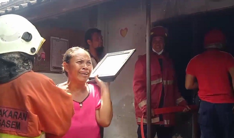 Rumah Terbakar Karangasem1 Pemilik rumah histeris menyelematkan barang. (Foto: iNews/Yunda Ariesta).