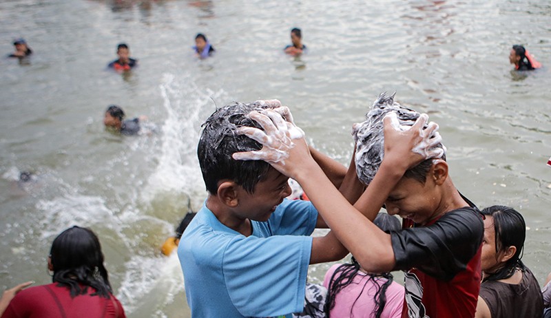 Tradisi Keramas Bersama Jelang Ramadan di Sungai Cisadane