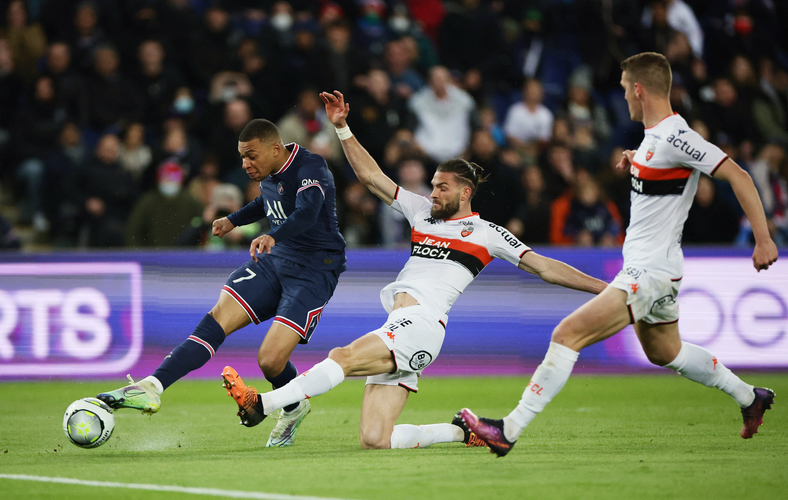Striker PSG, Kylian Mbappe melepaskan tembakan ke gawang Lorient dalam laga Liga Prancis 2021/2022 di Stadion Parc des Princes, Senin (4/4/2022). (Foto: REUTERS)