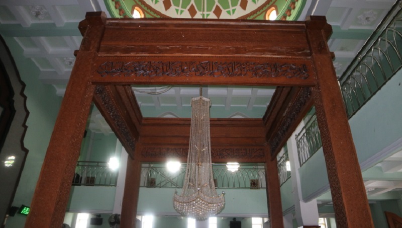 Empat pilar utama masjid bungkuk peninggalan abad 18 yang masih utuh. (Avirista Midaada).