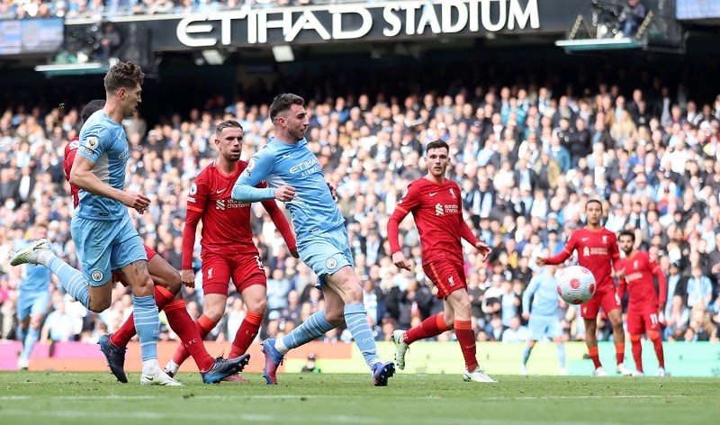 Jual beli serangan mewarnai duel big match Manchester City vs Liverpool di pekan ke-31 Liga Inggris 2021/2022. Laga tuntas dengan skor imbang 2-2. (foto: Reuters/Carl Recine).