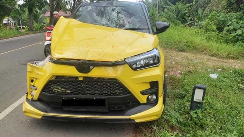  Diduga Mengantuk, Mobil Ketum Partai Aceh Tabrak Dagangan Warga