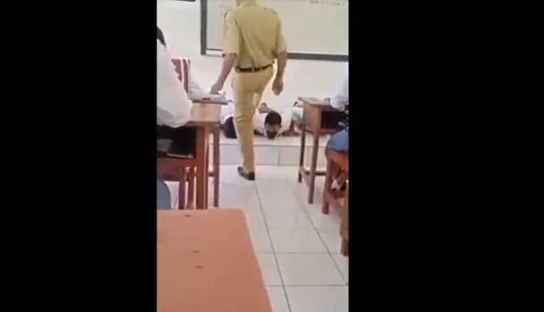 Tangkapan layar video viral guru menginjak bahu siswa di Karangasem, Bali. (Foto: iNews/Yunda Ariesta)