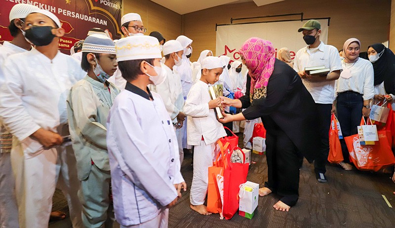 Menyantuni anak yatim salah satu amalan hari asyura 10 Muharram. (Foto: MPI)