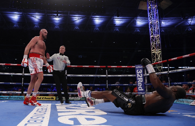 Tyson Fury meraih kemenangan KO di ronde keenam. Pertarungan itu berlangsung di Wembley Stadium. (foto: Reuters/Andrew).