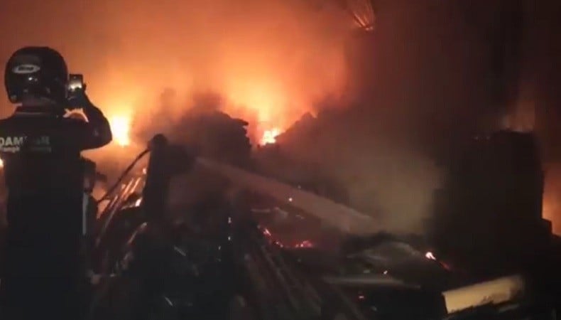 Kebakaran di gudang kawasan industri Ketapang, Pangkalpinang diduga karena korsleting listrik. (Foto: iNews/Haryanto).