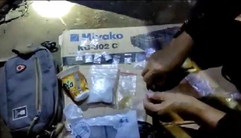 Barang bukti 17 paket sabu, (Foto: iNews/Wiwin Suseno)