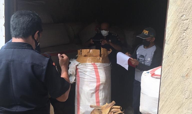 Petugas KKP melaksanakan pemeriksaan sirip hiu milik PT R di Bau-Bau, Sulawesi Tenggara. (Foto: dok KKP)