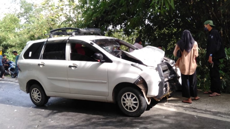 Kecelakaan di Way Kanan, melibatkan Toyota Avanza dan Honda Vario. Akibatnya, dua pengendara motor tergeletak di jalan (Yuswantoro/MNC Portal) t