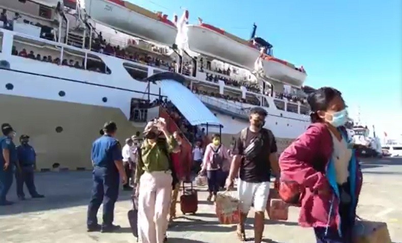 KM Awu tiba di Pelabuhan Benoa mengangkut 612 penumpang. (Foto: iNews/Indira Arri).