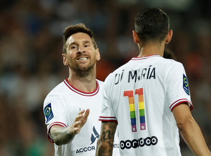 Pemain PSG, Lionel Messi dan Angel Di Maria mengenakan jersey spesial saat timnya melawan Montpellier di Stadion Mosson, Minggu (15/5/2022). Terdapat warna pelangi di jersey tersebut sebagai bentuk dukungan PSG kepada komunitas LGBT. (Foto: REUTERS)