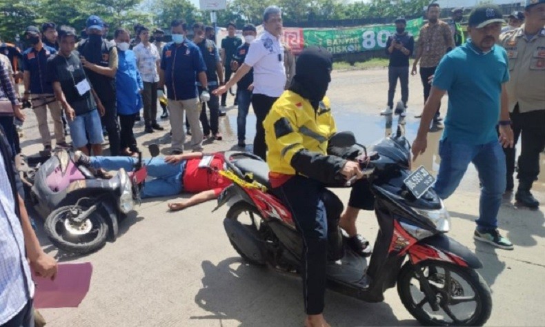 Penembakan Dishub Makassar2 Salah satu adegan reka ulang penembakan pegawai Dinas Perhubungan (Dishub) Makassar. (Foto: ANTARA).
