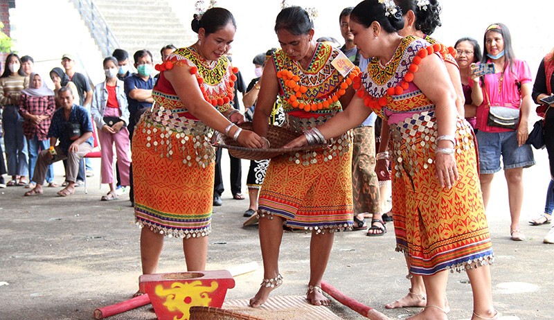 21 Ant Perempuan Dayak 3 Suku Dayak di Kalimantan Barat. (ANTARA)