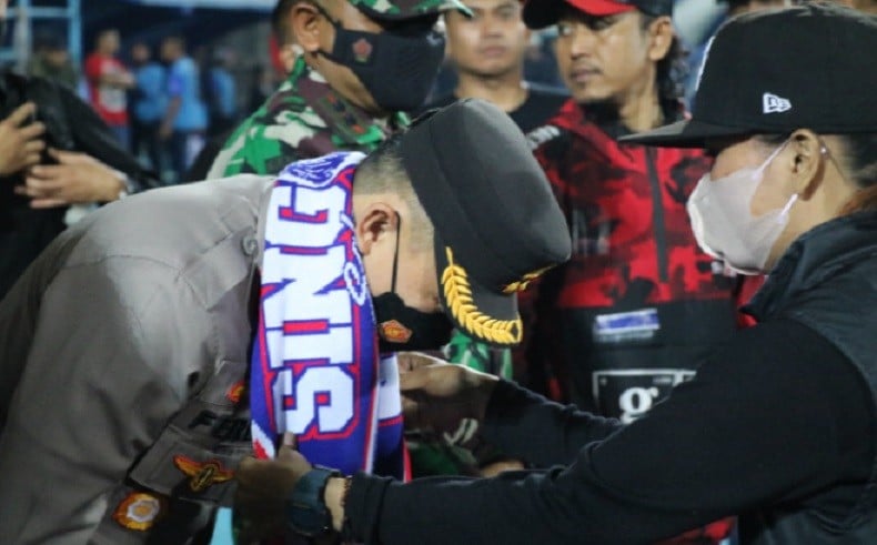 Syal Arema FC dikalungkan kepada Kapolres Malang AKBP Ferli Hidayat. (Foto: Ist)