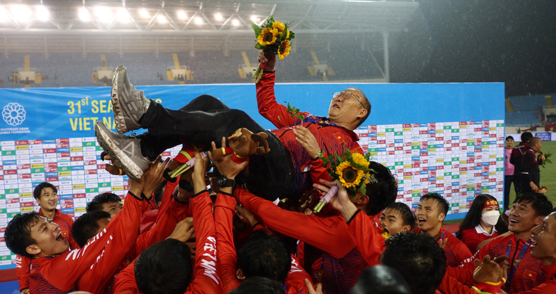 Park Hang-seo pamit dari kursi pelatih Timnas Vietnam U-23. Padahal dia baru saja membawa The Golden Star raih emas SEA Games 2021. (Foto: REUTERS/Chalinee Thirasupa)