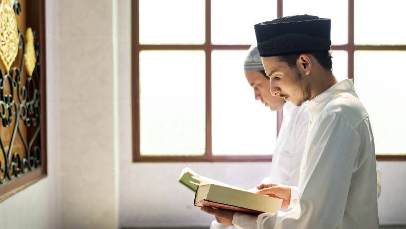 Bagaimana Cara Shalat Makmum yang Tertinggal Bacaan Al Fatihah Imam? Ini Jawabannya