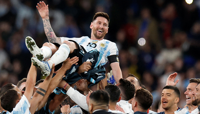 Timnas Argentina melibas Italia 3-0 pada Finalissima 2022, di Stadion Wembley, Kamis (2/6/2022) dini hari WIB. Kapten La Albiceleste Lionel Messi senang. (Foto: REUTERS/Peter Cziborra)