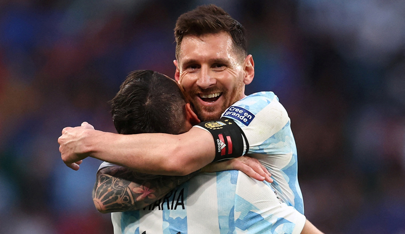 Lionel Messi Angel Di Maria Argentina juara Finalissima 2022 usai bantai Italia 3-0 di Stadion Wembley, Kamis (2/6/2022) dini hari WIB. (Foto: REUTERS/David Klein)