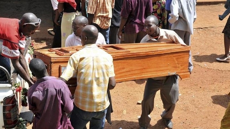 Pejabat senior di Uganda, Charles Obong, dikuburkan dengan peti mati berisi uang sebanyak 55.000 dolar sesuai dengan wasiatnya, pada Desember 2016. (Foto: ilustrasi/africanews)