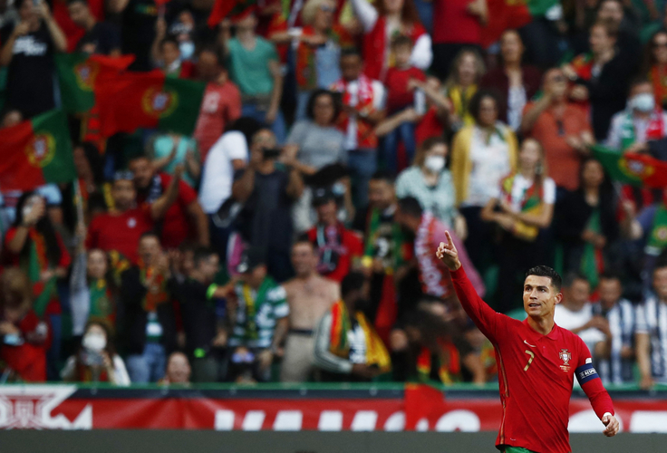 Striker Portugal, Cristiano Ronaldo merayakan gol ke gawang Swiss dalam laga UEFA Nations League di Stadion Jose Alvalade, Senin (6/6/2022). (Foto: REUTERS)