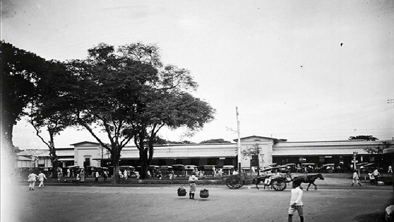 Kesibukan di Stasiun Gambir sekitar tahun 1921 ( Foto: Tropenmuseum)