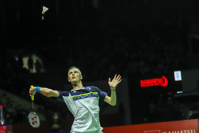 Viktor Axelsen 9 Pebulu tangkis tunggal putra Denmark, Viktor Axelsen memamerkan medali juara Indonesia Open 2022 seusai berlaga, Minggu (19/6/2022). (Foto: MPI/Andhika Khoirul Huda)
