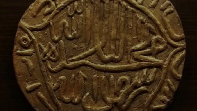 Ilustrasi koin emas bertuliskan huruf arab (okezone)
