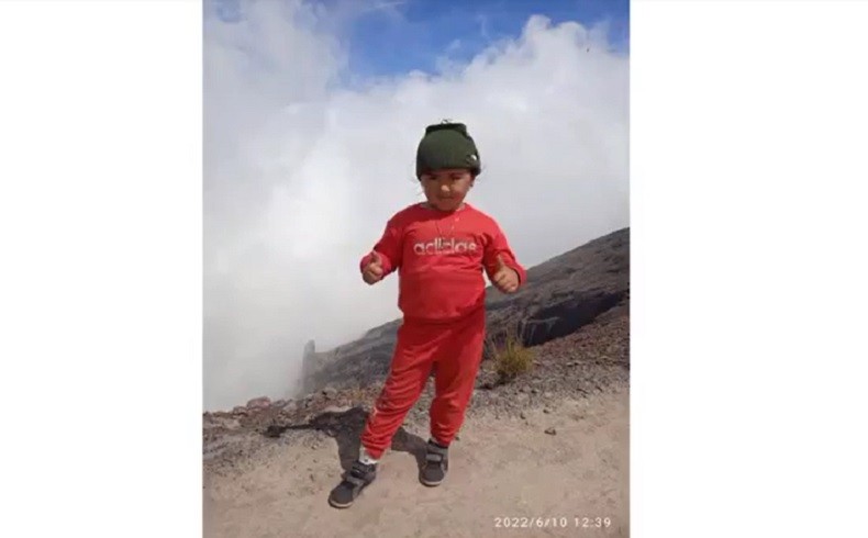 Bocah Naik Gunung Agung2 Putu Widya Kusuma Dewi saat mendaki Gunung Agung Bali. (Foto: Ist)