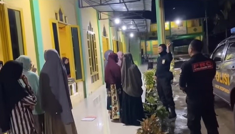 Anak Gadis Kabur2 Tim PRC Samapta Polda Kalbar mendatangi pesantren di Sungai Rengas. (Foto: Instagram)