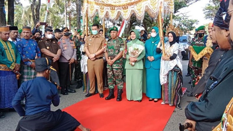 Pangdam Hasanuddin Mayjen TNI Andi Muhammad disambut adat Bugis Makassar saat kunjungan kerja ke Kabupaten Pangkep, Sulawesi Selatan. (Foto: INews/ Udin Syahruddin)