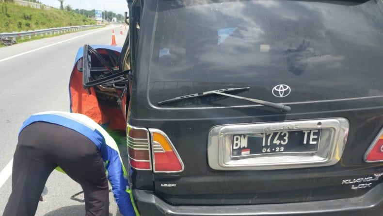 Sopir Ngantuk, Truk Colt Diesel Hantam Tronton Di Tol Pekanbaru-Dumai ...