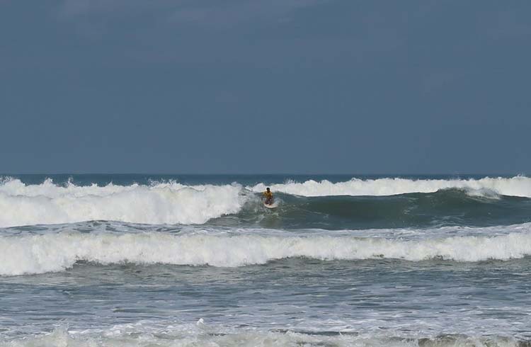 60 peselancar meramaikan kompetisi surfing nasional di Pantai Parangtritis, Bantul. (foto: istimewa)