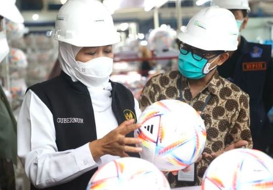 Gubernur Jawa Timur Khofifah Indar Parawansa melihat kualitas bola buatan warga Madiun yang diekspor untuk aajang Piala Dunia 2022. (Foto: Instagram)