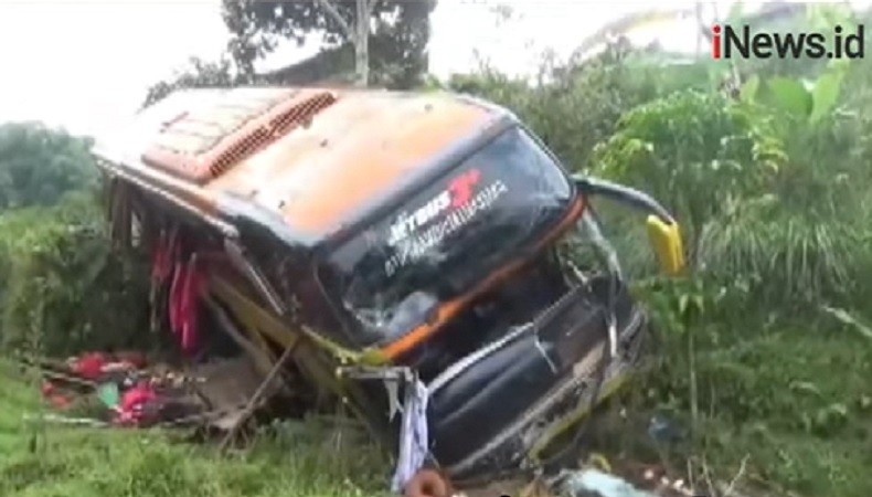 Bus pariwisata menabrak belasan kendaraan di Baturiti, Tabanan, Bali, menyebabkan seorang warga tewas. (Foto: iNewsTV/ Made Argawa)