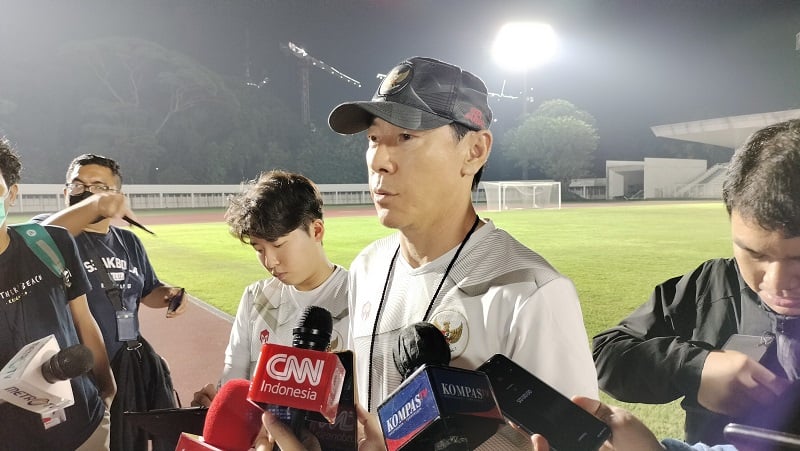 Indonesia U-19 menggelar pemusatan latihan (TC) di Stadion Madya.  Shin Tae-yong menyebut kondisi fisik Marselino Ferdinan Cs belum sesuai harapan. (foto: MPI/Maulana Yusuf).