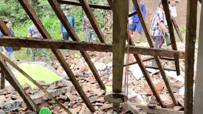 longsor kediri Warga gotong royong membersihkan reruntuhan rumah Slamet yang hancur tertimpa longsor, Jumat (24/6/2022). (Foto: iNews.id/Afnan Subagio).