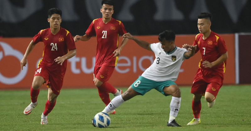 Timnas Indonesia bermain imbang 0-0 lawan Vietnam pada laga Grup A Piala AFF U-19 2022 di Stadion Patriot Candrabhaga, Sabtu (2/7/2022) malam. (Foto: ANTARA FOTO/Aditya Pradana Putra/rwa.)