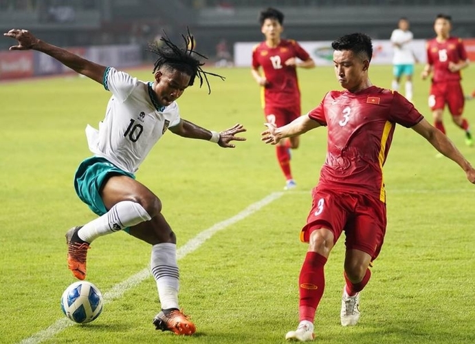 Penyerang Timnas Indonesia U-19, Ronaldo Kwateh berusaha melewati hadangan pemain Vietnam dalam laga perdana Piala AFF U-19 2022 di Stadion Candrabhaga, Bekasi, Sabtu (3/7/2022). (Foto: Instagram/@pssi)