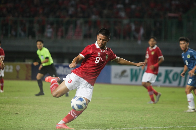 Timnas Indonesia U-19 menang telak 7-0 atas Brunei Darussalam di Piala AFF U-19 2022. Striker Hokky Caraka menjadi bintang lapangan. (foto: MPI/Aldi).