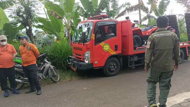 Tim SAR berjaga di sekitar jalur pendakian Gunung Arjuno, Senin (4/6/2022). (Foto: MPI/Avirista Midaada).