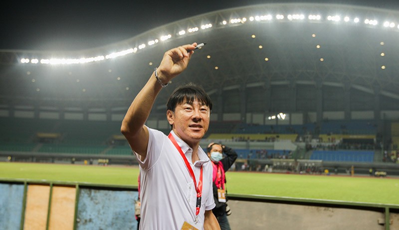 Shin Tae-yong tak meratapi kegagalan Indonesia ke semifinal Piala AFF U-19 2022. Dia meminta Ronaldo Kwateh dan kolega menegakkan kepala. (Foto: Ilham Sigit/MPI)