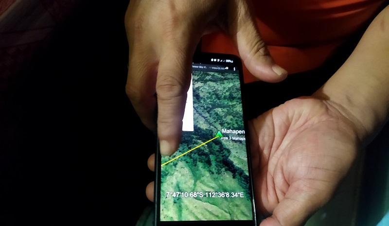 Petugas menunjukkan lokasi penemuan pelari yang hilang di Gunung Arjuno. (Foto: MPI/Avirista Midaada).