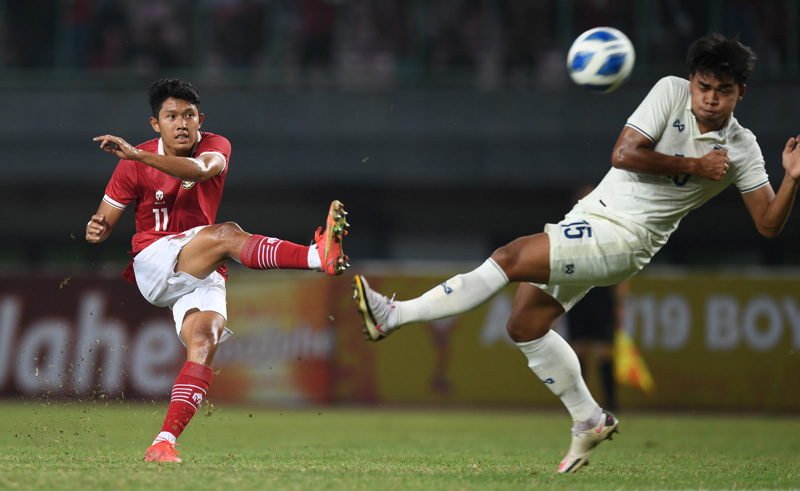 Timnas Indonesia bermain imbang 0-0 melawan Thailand pada laga Grup A Piala AFF U-19 2022 di Stadion Patriot Candrabhaga, Rabu (6/7/2022) malam WIB. (Foto: Antara)