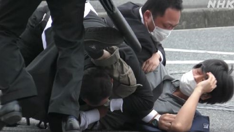 Petugas keamanan mengamankan pelaku penembakan mantan PM Jepang Shinzo Abe, bernama Tetsuya Yamagami. (Tangkapan layar video NHK)
