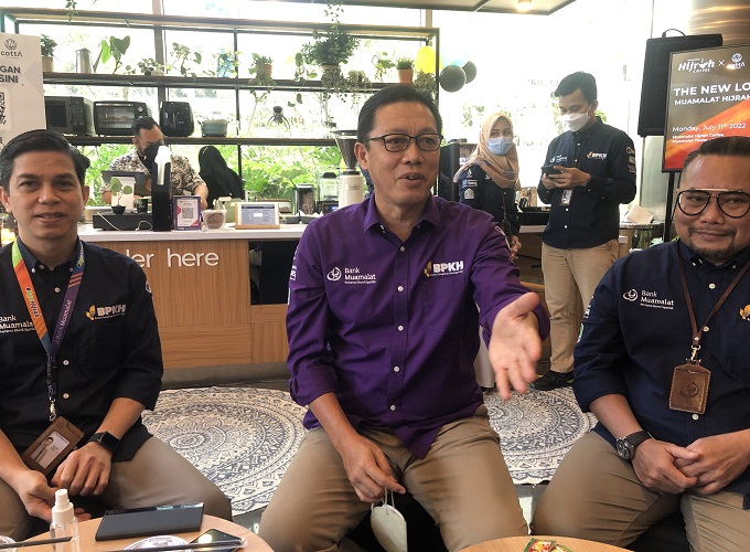 Dirut Bank Muamalat Achmad Kusna Permana (tengah) menyampaikan rencana perusahaan untuk melaksanakan penawaran umum perdana saham atau IPO pada akhir 2023. (Foto: Viola Triamanda/MPI)