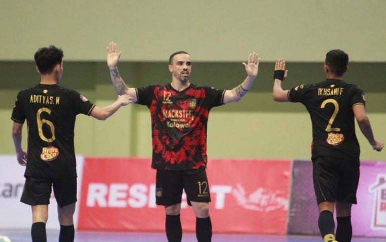 Black Steel FC Manokwari menang melawan Halus FC pada laga lanjutan Liga Futsal Profesional 2021, Sabtu (16/7/2022). (Foto: Instagram/@federasifutsal_id)