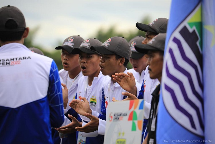 Tim muda Persib Bandung tampak bersemangat menyanyikan yel-yel dalam acara pembukaan Nusantara Open 2022 di Nusantara Polo Club, Cibinong, Kabupaten Bogor, Sabtu (16/7/2022). (Foto: MPI)
