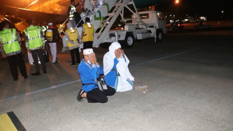 Tiba di Tanah Air, Jemaah Haji Kloter 3 Padang Sujud Syukur di Landasan Pacu Bandara