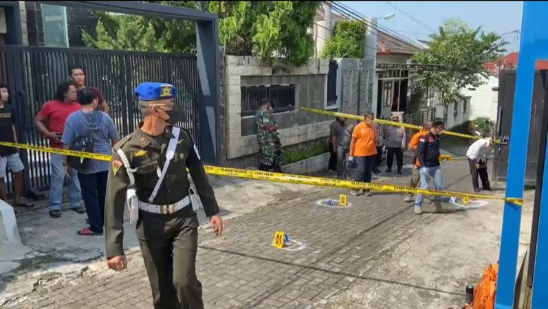 Polisi dan TNI menggelar olah TKP penembakan istri anggota TNI di di depan rumahnya di Jalan Cemara III, Banyumanik Semarang. (Foto: Kristadi)